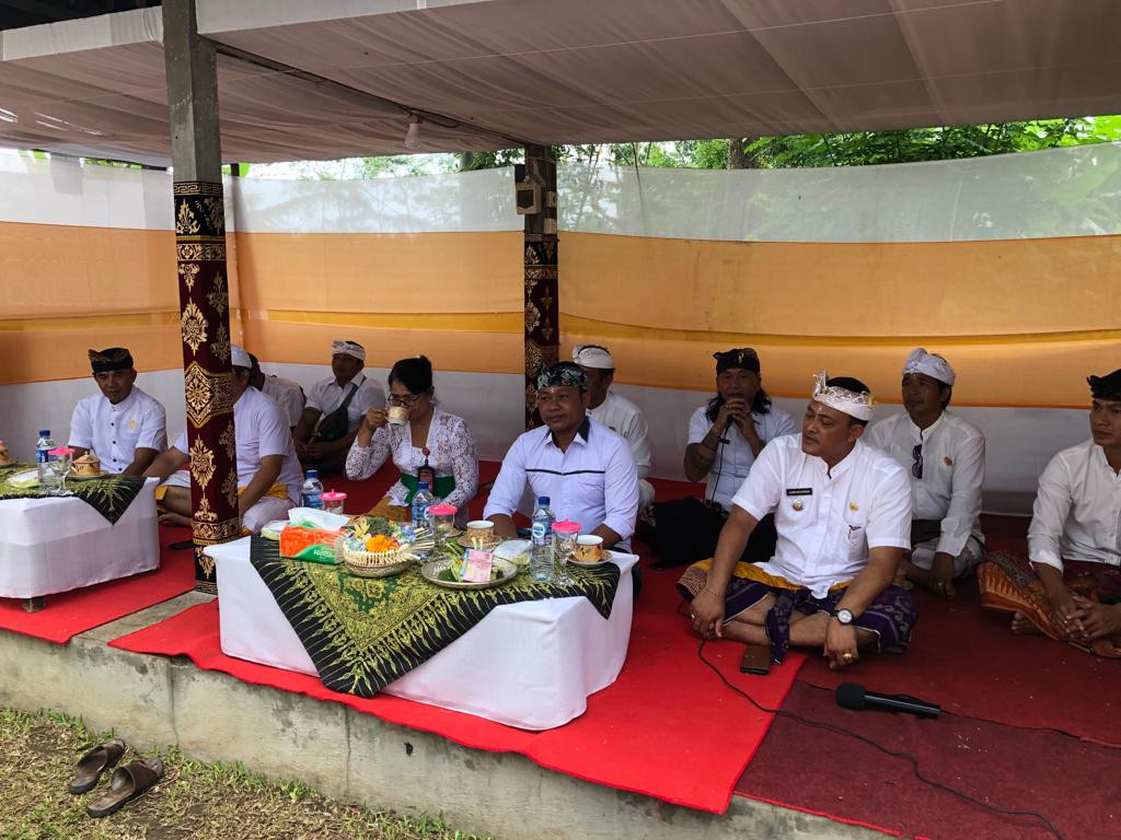 Perbekel Petang Menghadiri Karya Upacara Melaspas Mupuk Pedagingan Pedudusan Alit Medasar Caru Panca Sata di Pura Dalem Desa Adat Lipah,Desa Petang